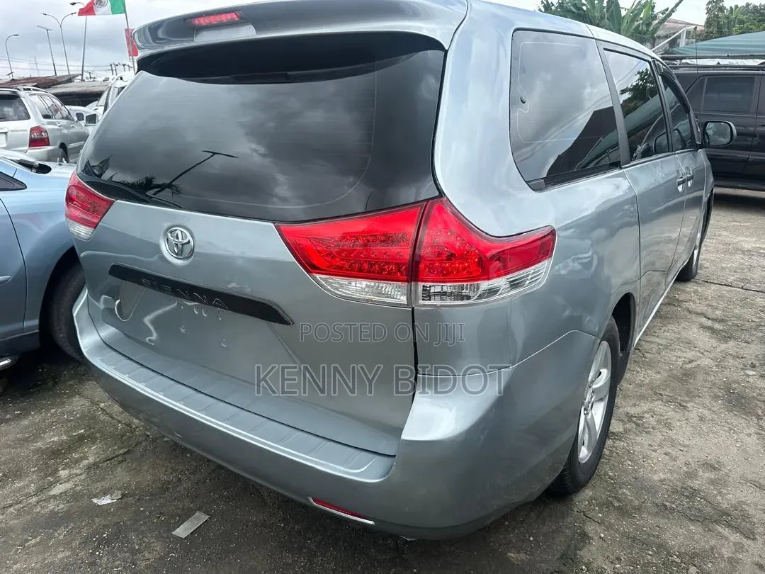 Toyota Sienna 2011 Silver
