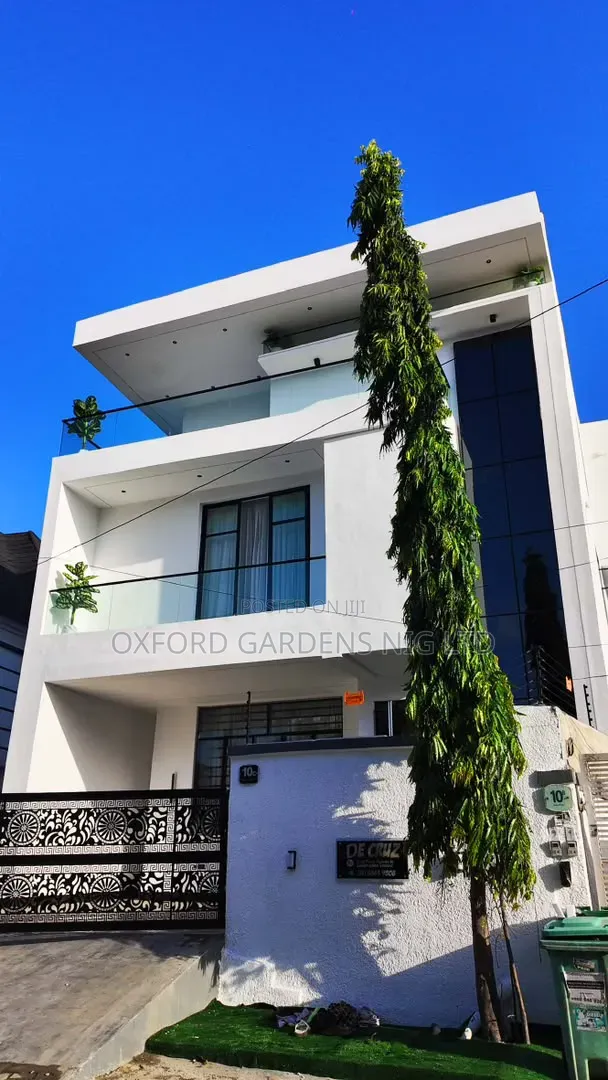 5bdrm Duplex in Ikota Gra Estate for sale
