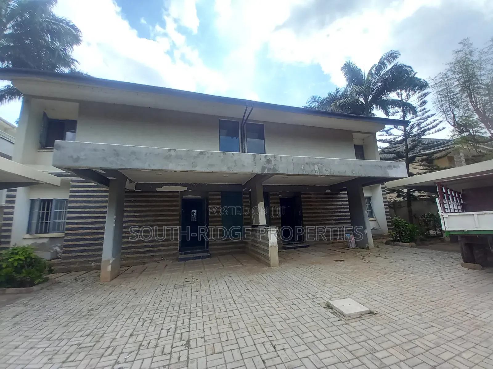 10bdrm Duplex in Zone B for sale