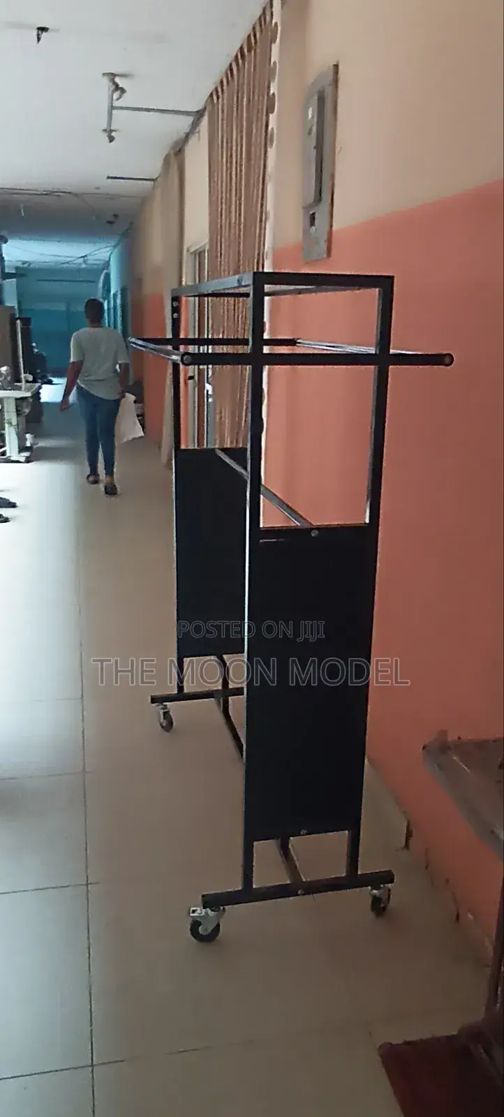Strong Wheeled Flour Cloth Hanger