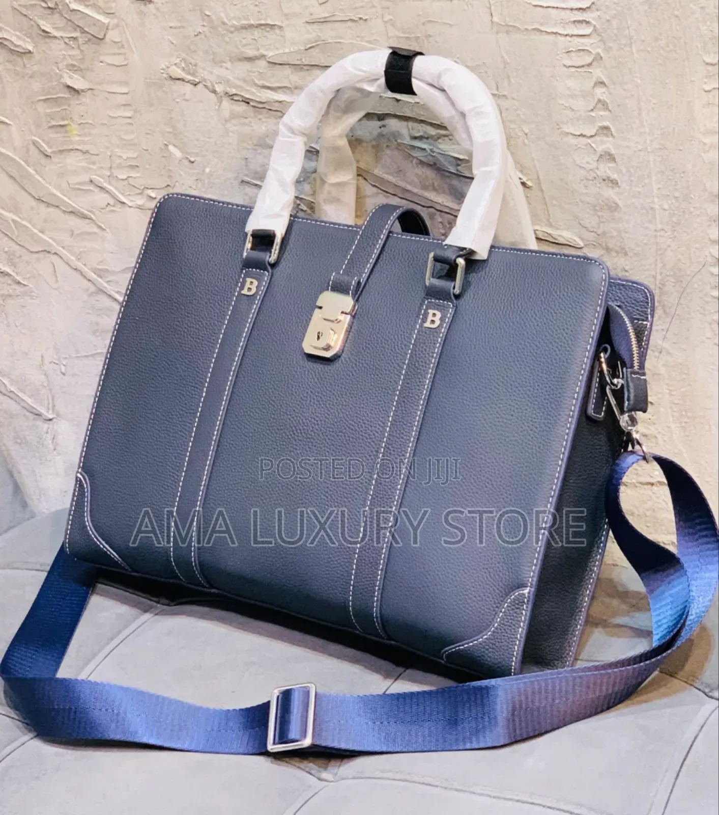 Bottega Veneta Leather Laptop/Office Bag – Unisex, Stylish Durable