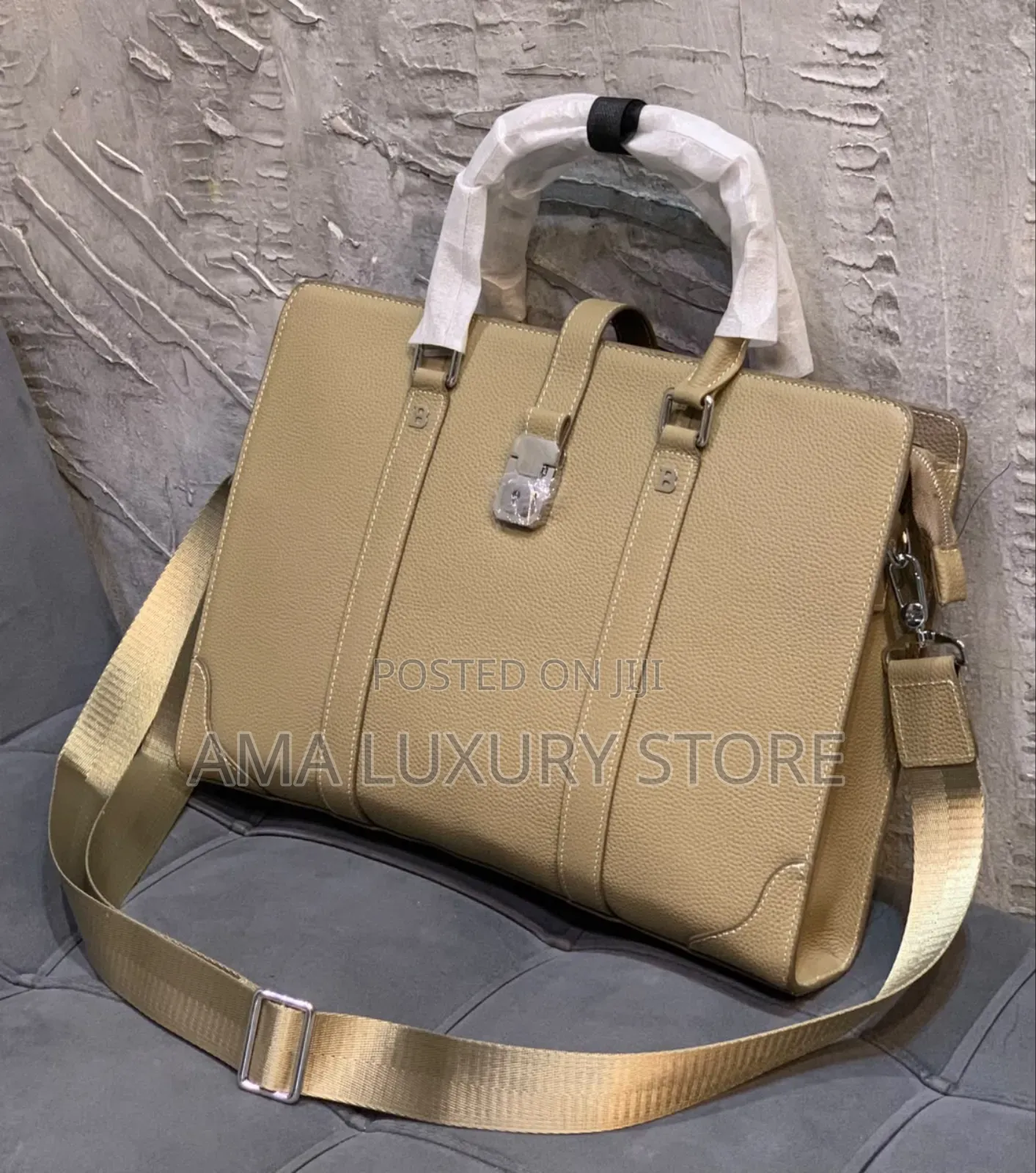 Bottega Veneta Leather Laptop/Office Bag – Unisex, Stylish Durable