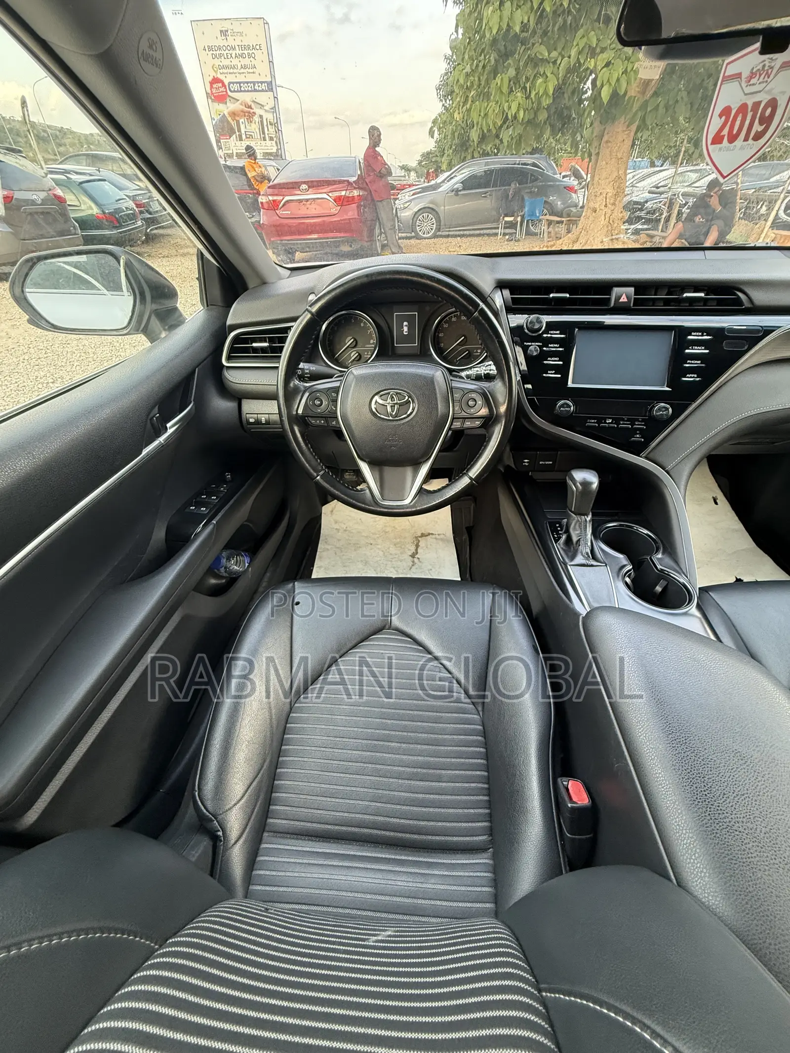 Toyota Camry SE (2.5L 4cyl 8A) 2019 White