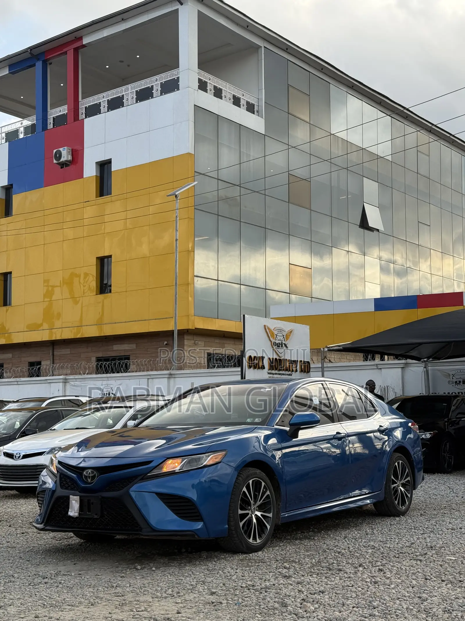 Toyota Camry SE FWD (2.5L 4cyl 8AM) 2018 Blue