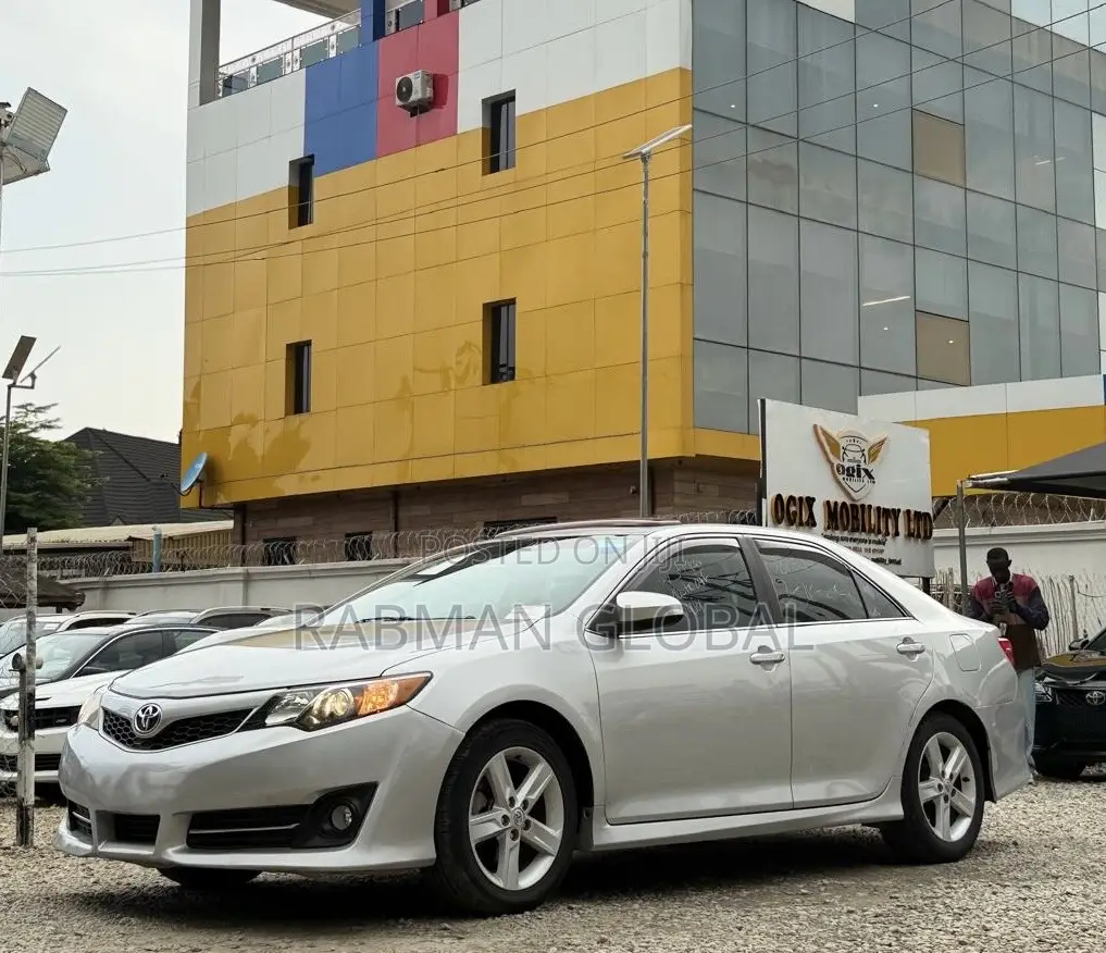 Toyota Camry SE 4dr Sedan (2.5L 4cyl 6A) 2012 Silver