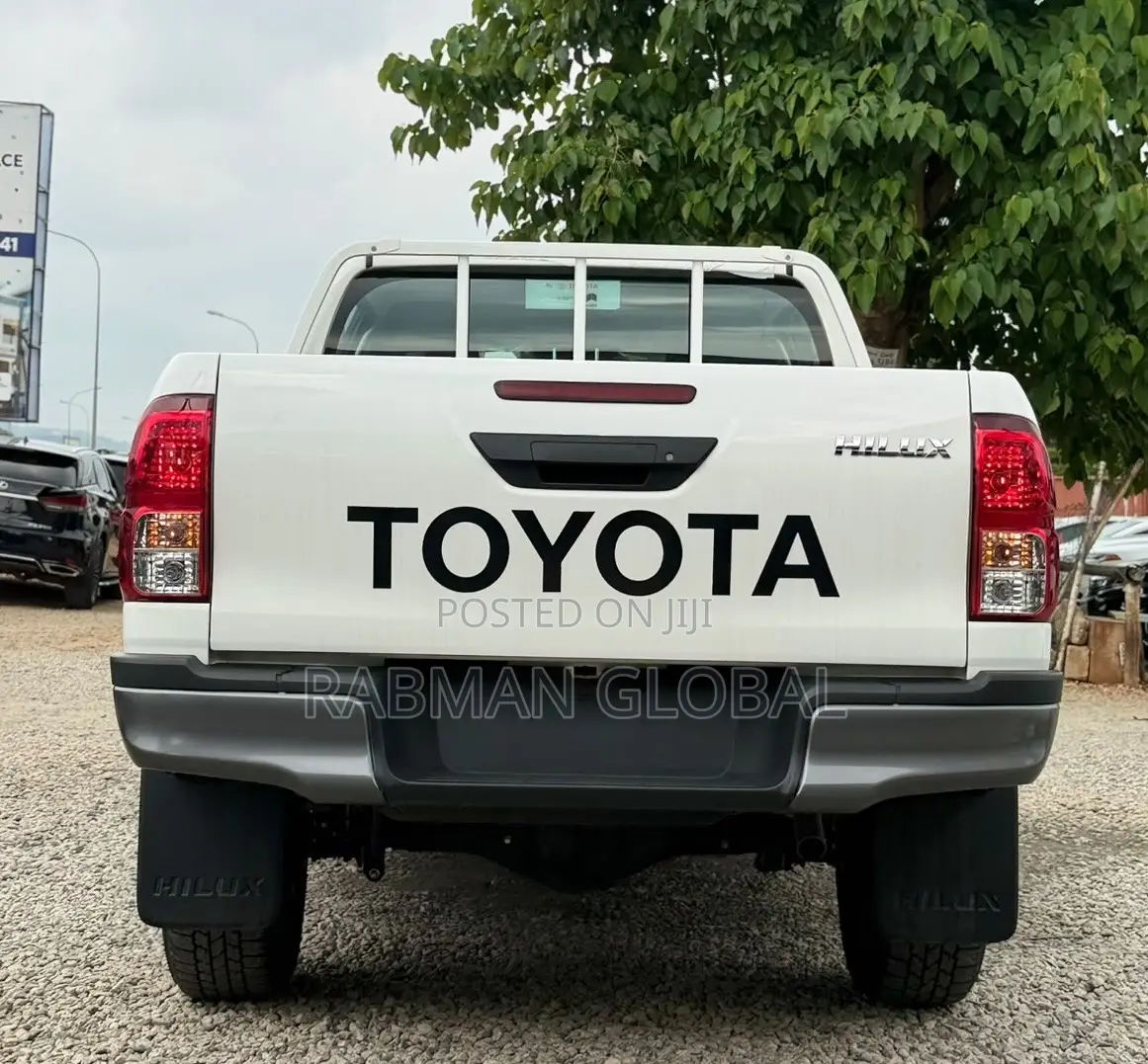 New Toyota Hilux 2025 White