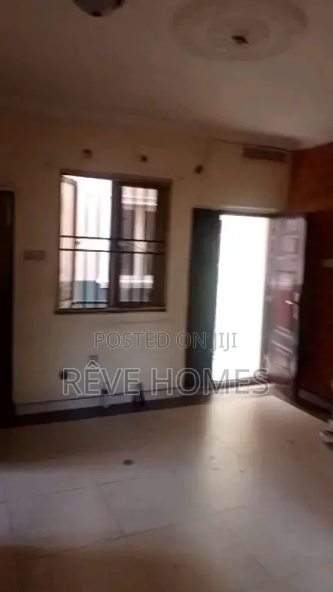 2bdrm Block of Flats in Adekunle for rent
