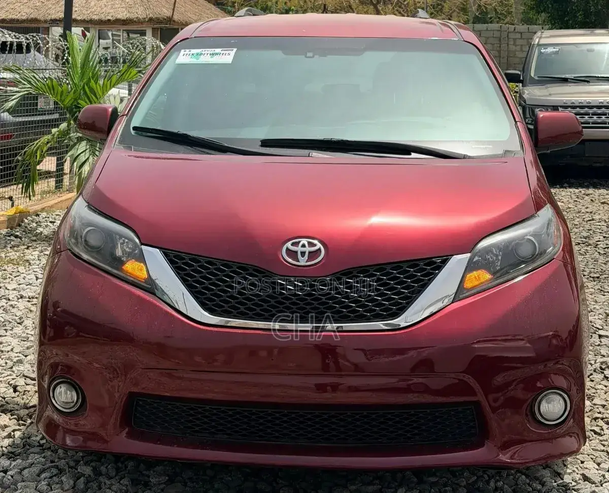 Toyota Sienna SE Premium 8 Passenger (3.5L 6cyl 8A) 2017 Red