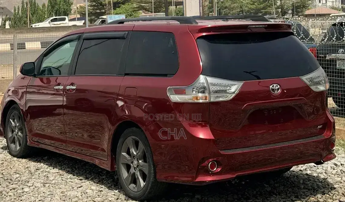 Toyota Sienna SE Premium 8 Passenger (3.5L 6cyl 8A) 2017 Red