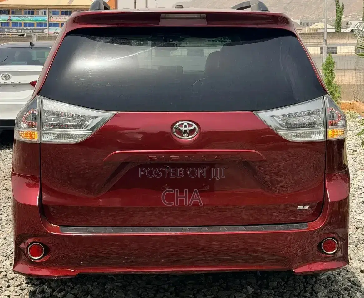 Toyota Sienna SE Premium 8 Passenger (3.5L 6cyl 8A) 2017 Red
