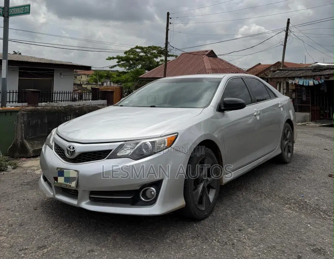 Toyota Camry SE 4dr Sedan (3.5L 6cyl 6A) 2014