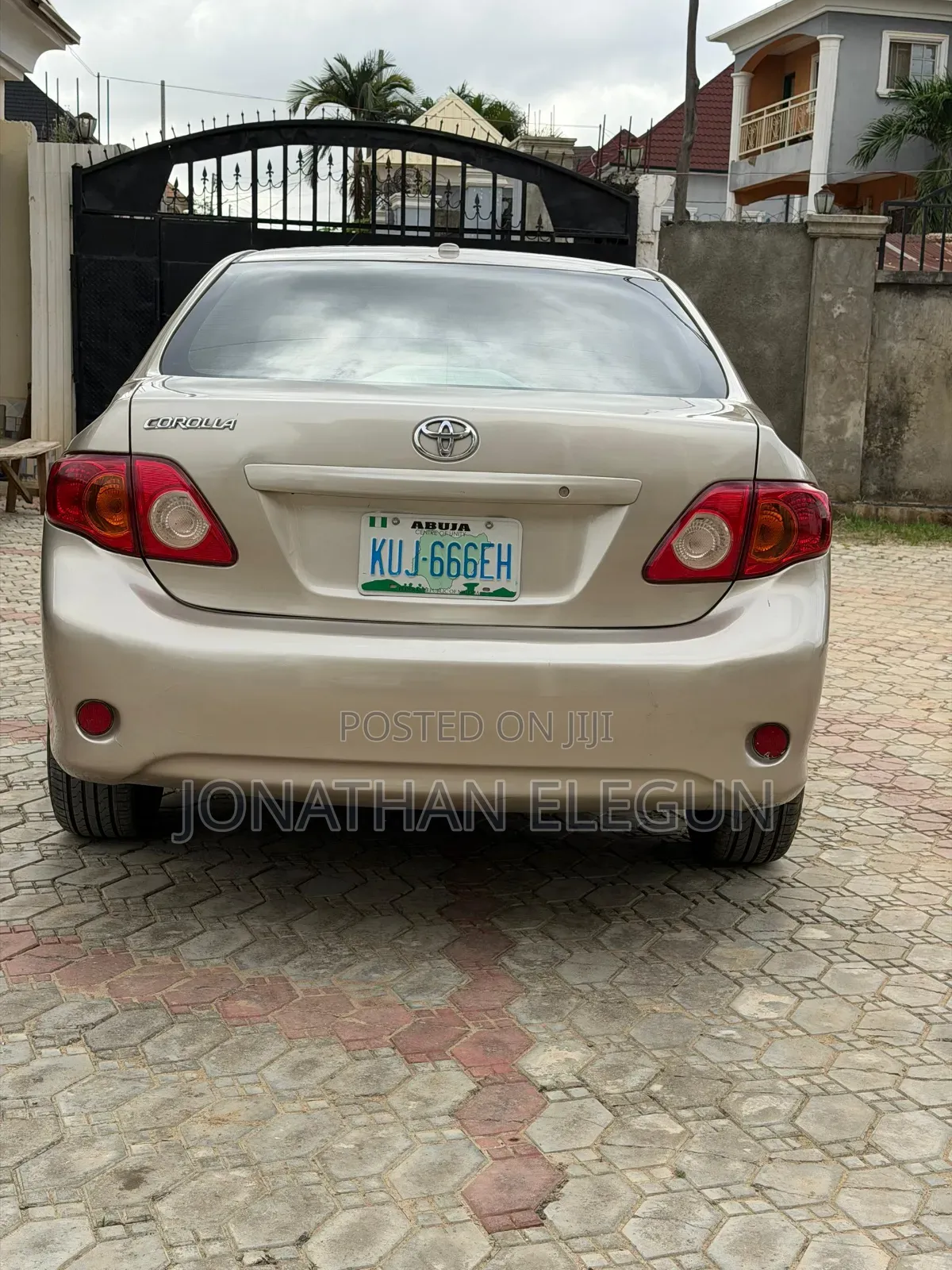 Toyota Corolla LE 4dr Sedan (1.8L 4cyl 4A) 2010 Gold