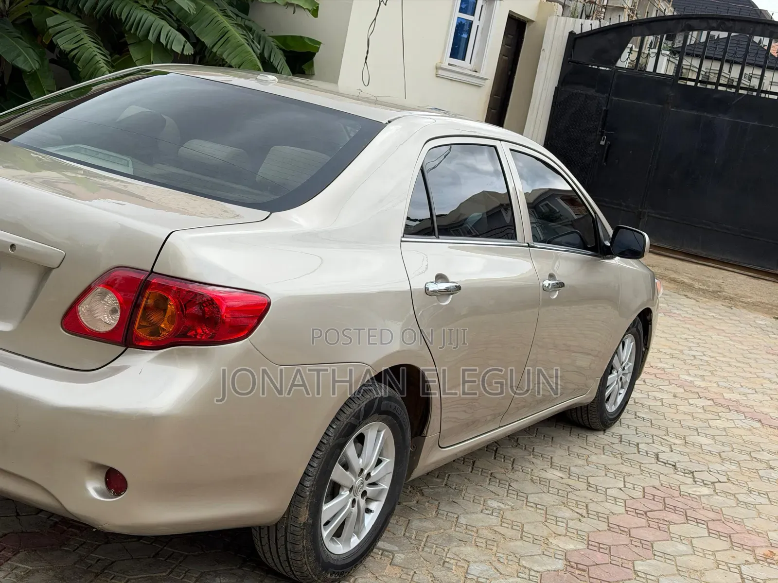 Toyota Corolla LE 4dr Sedan (1.8L 4cyl 4A) 2010 Gold