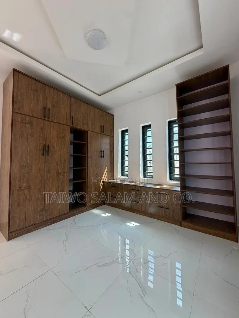 4bdrm Duplex in Akobo for sale