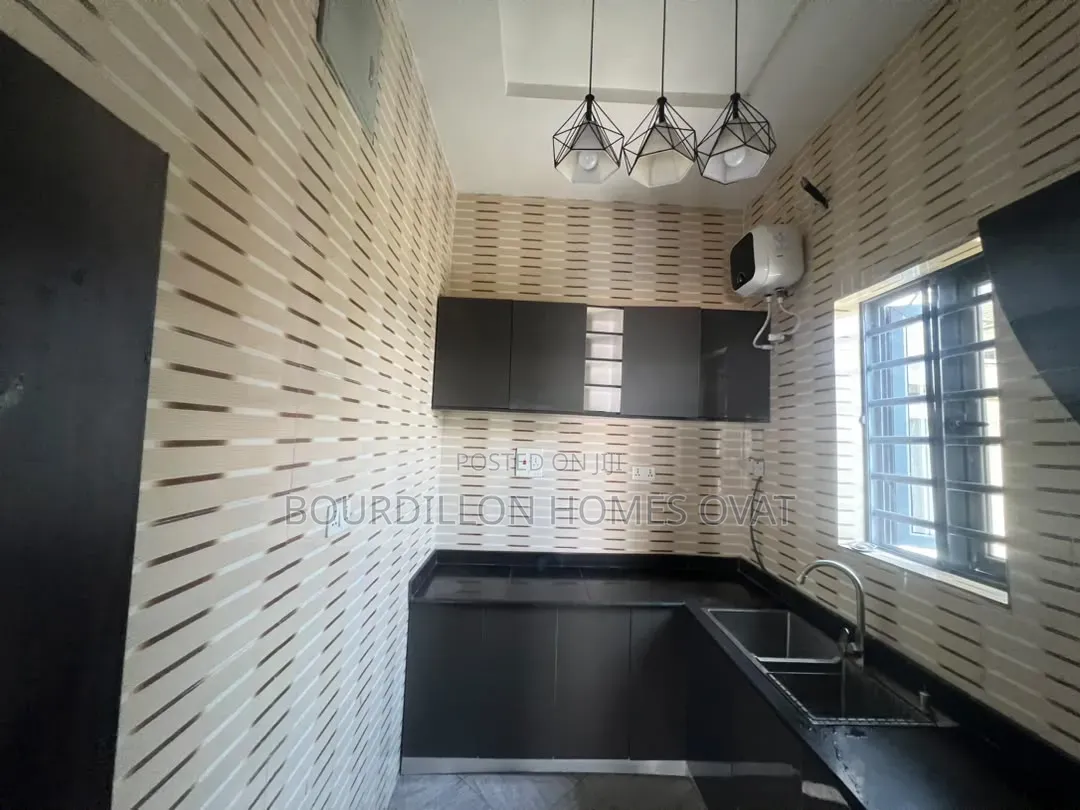 3bdrm Duplex in Orchid Road Lekki for rent