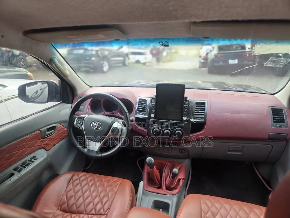 Toyota Hilux 2010 Black