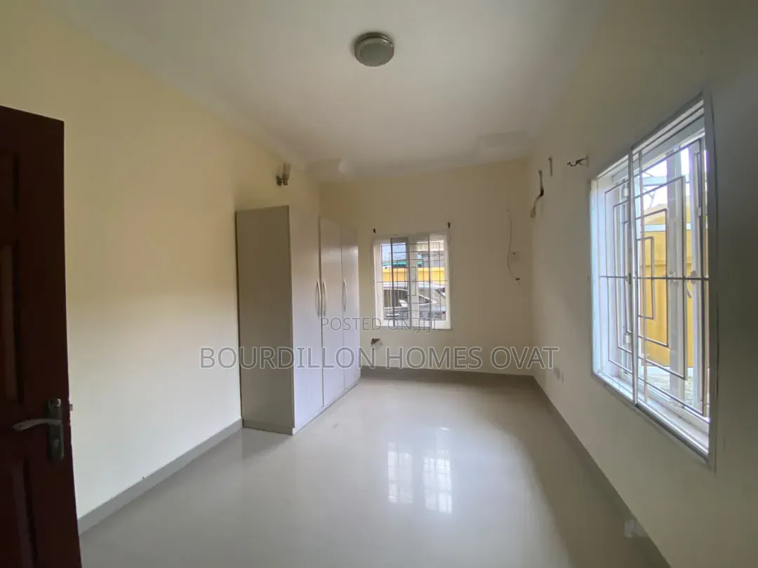 2bdrm Apartment in Lekki Phase 1 for rent
