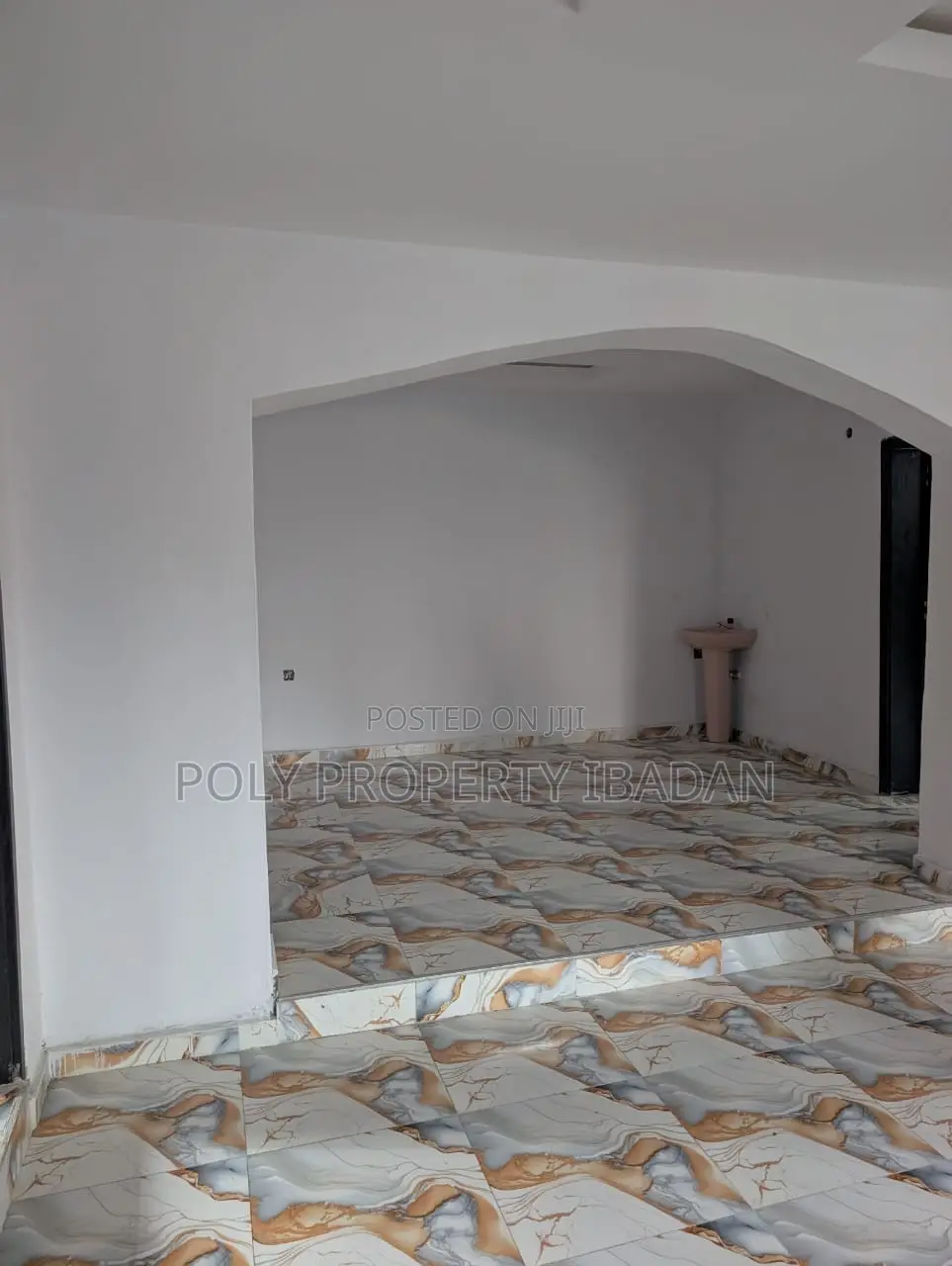 3bdrm Bungalow in Idigbaro, Ologuneru for rent