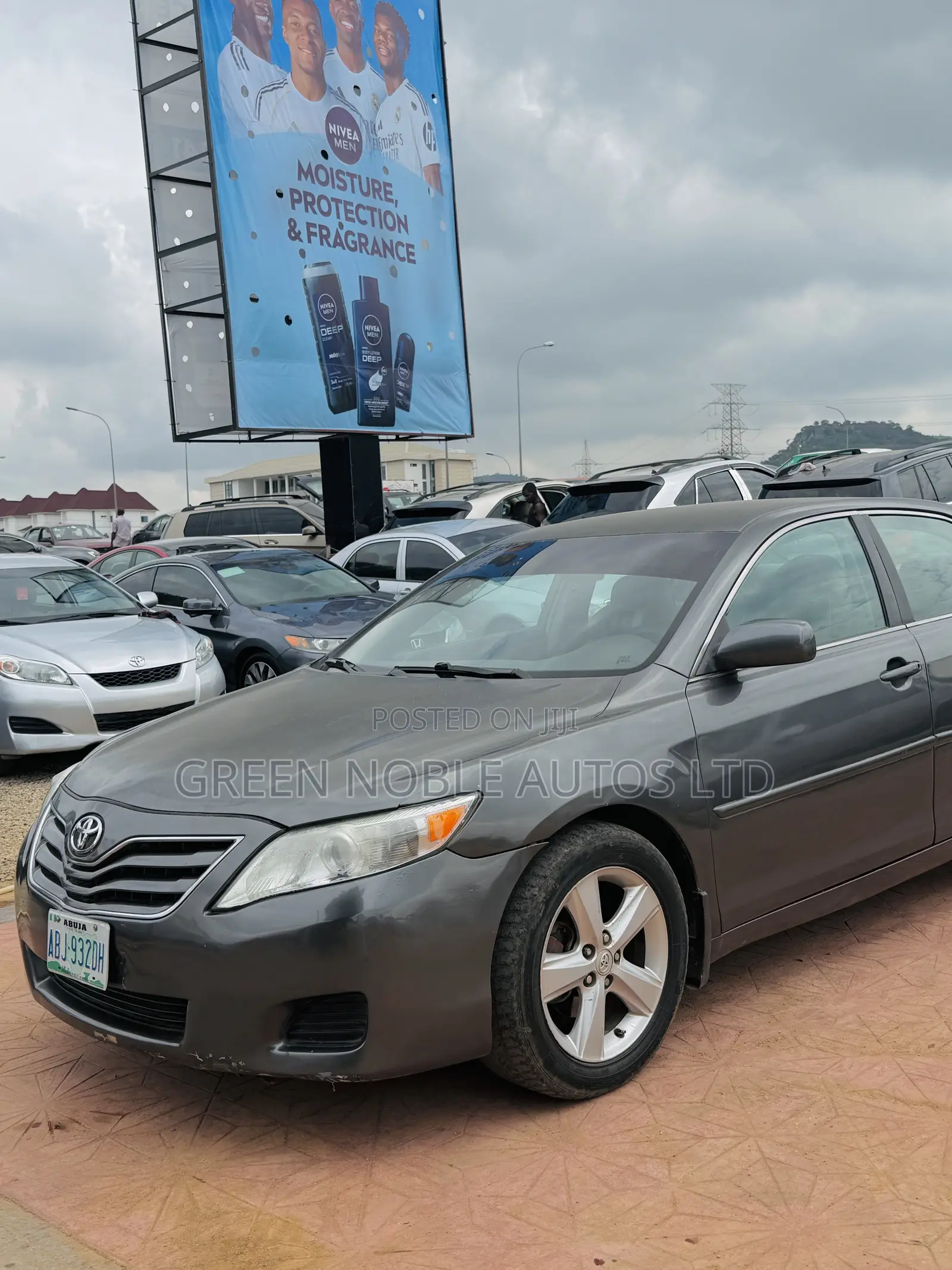 Toyota Camry Base 4dr Sedan (2.5L 4cyl 6M) 2010 Gray