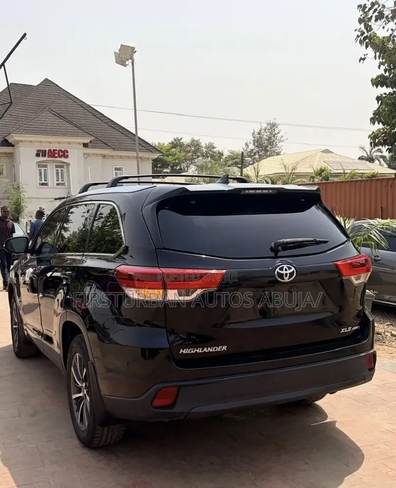 Toyota Highlander XLE 4x4 V6 (3.5L 6cyl 8A) 2018 Black