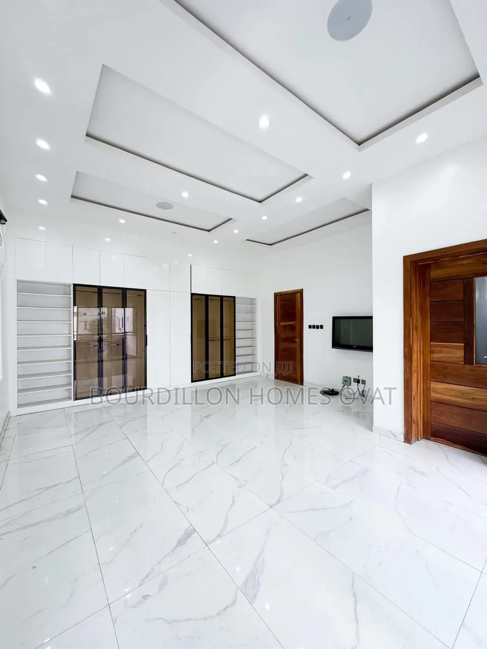 5bdrm Apartment in Megamound Estate for sale