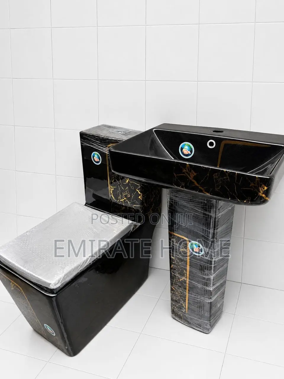 Special England Black and Gold Water Closet