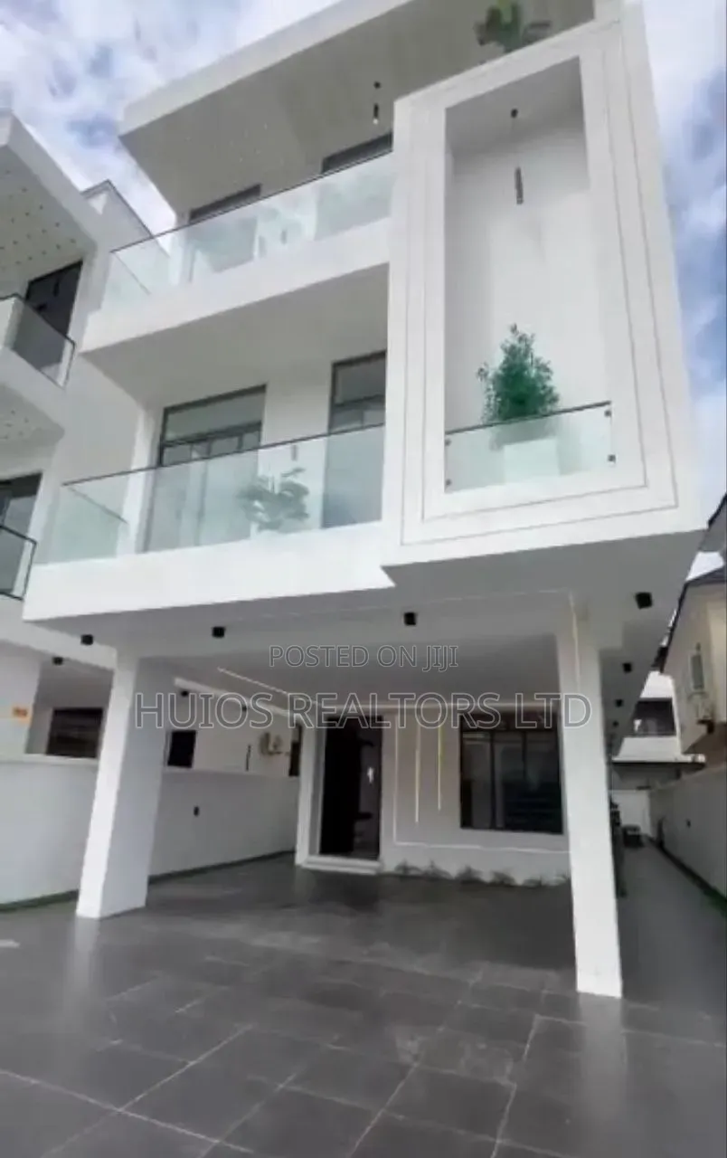 6bdrm Duplex in Chevron for sale