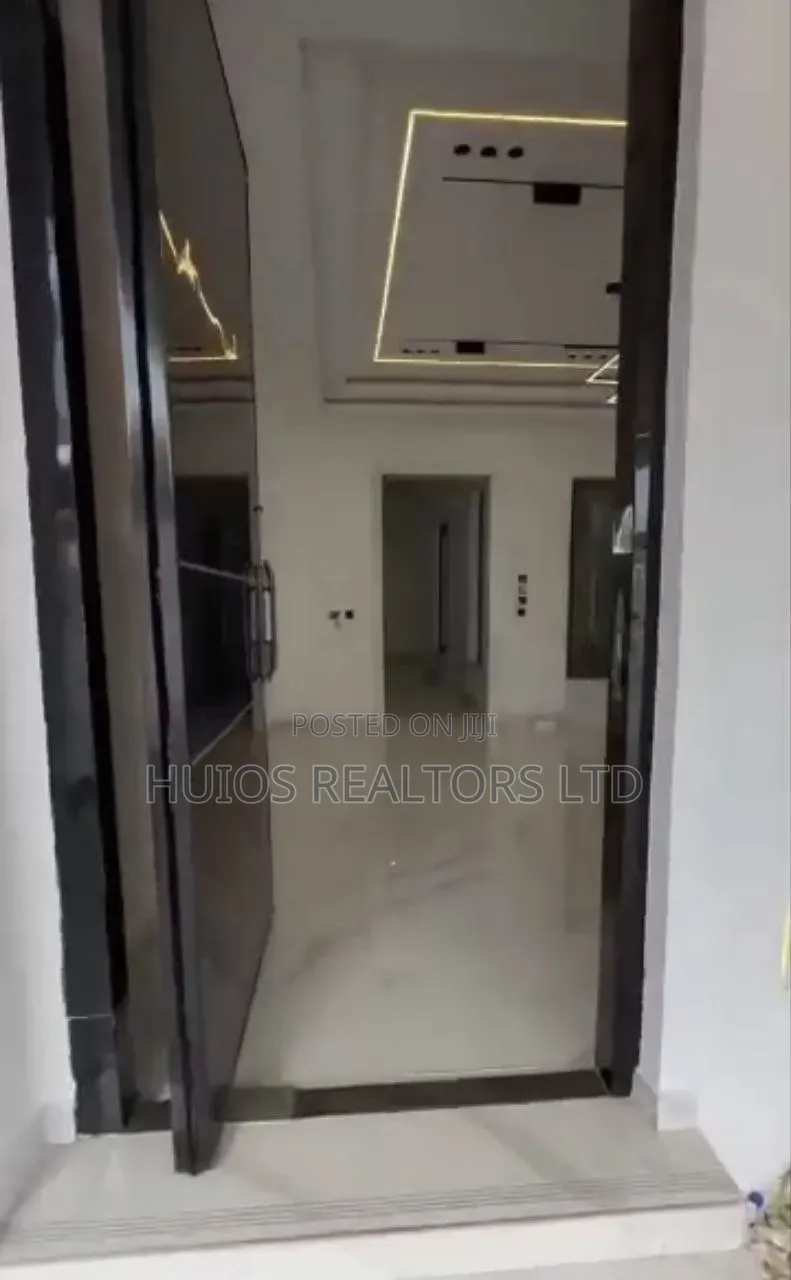 6bdrm Duplex in Chevron for sale