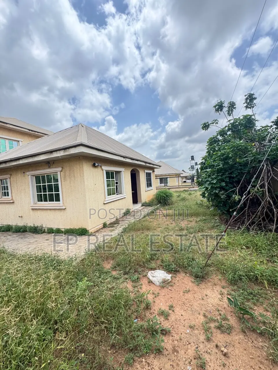 4bdrm Duplex in Gaduwa for sale