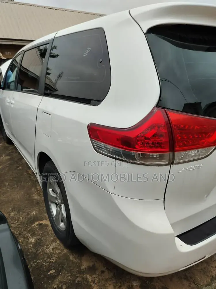 Toyota Sienna 2013 White