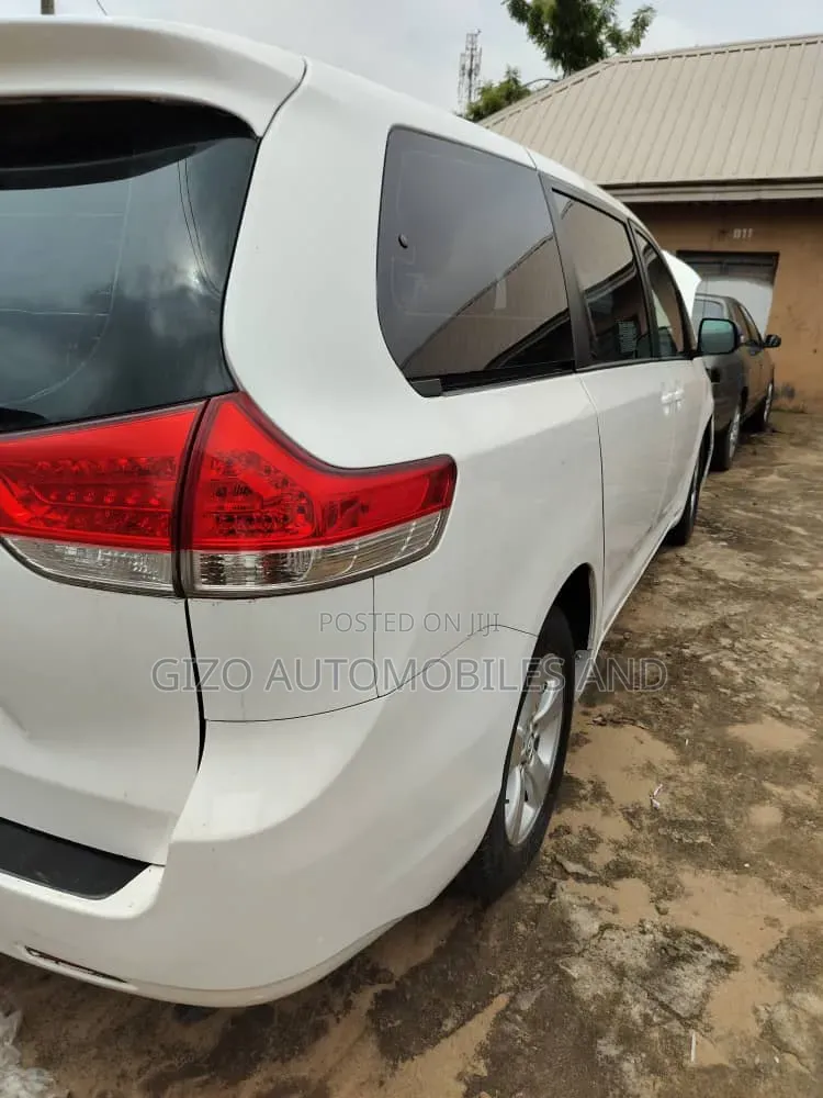 Toyota Sienna 2013 White