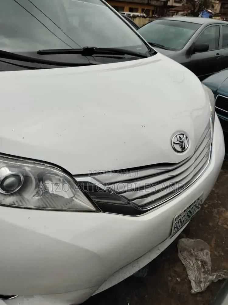 Toyota Sienna 2013 White