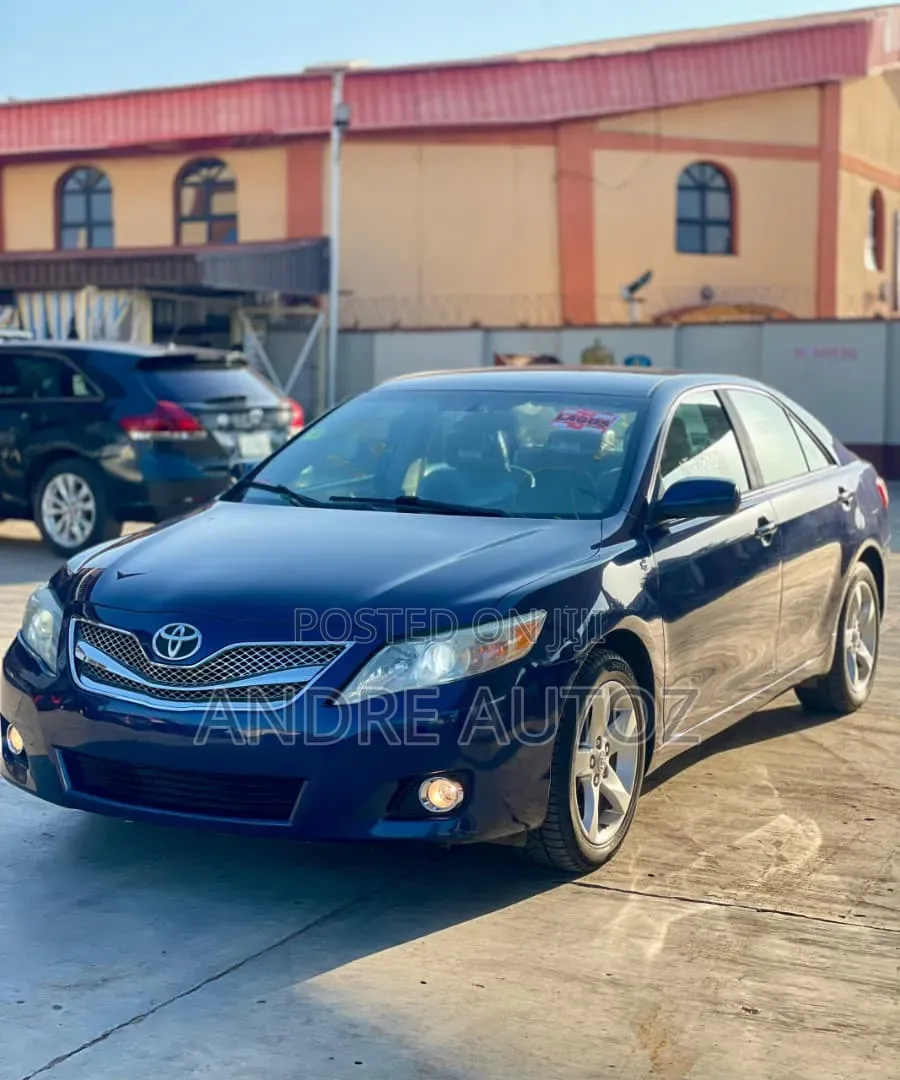 Toyota Camry LE 4dr Sedan (2.5L 4cyl 6AM) 2010 Gold