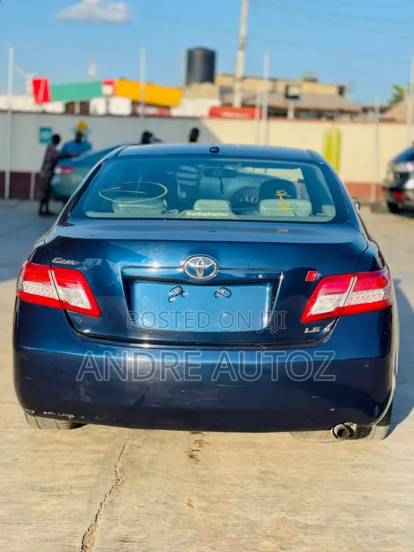 Toyota Camry LE 4dr Sedan (2.5L 4cyl 6AM) 2010 Gold