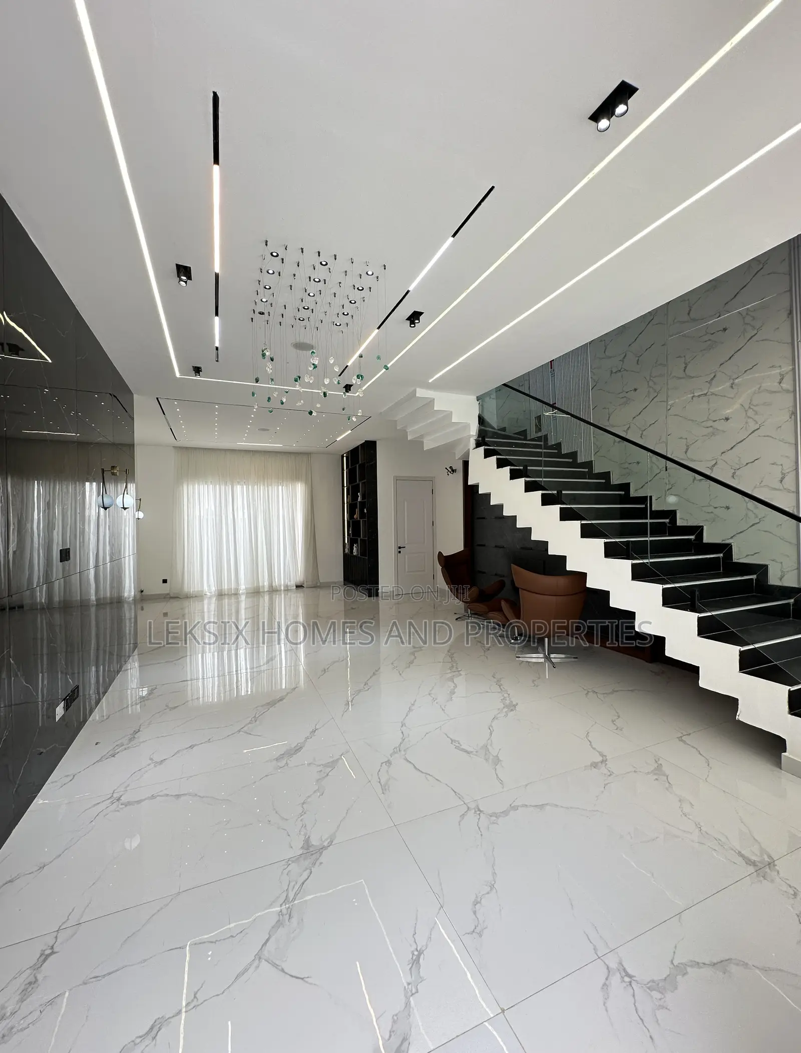 5bdrm Townhouse/Terrace in A Well Secured, Lekki Phase 1 for sale
