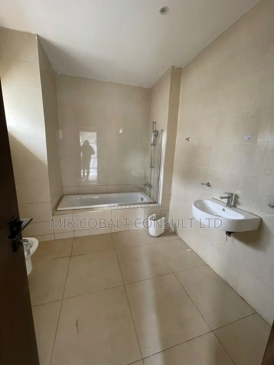 4bdrm Duplex in Close To Godab, Life Camp for rent