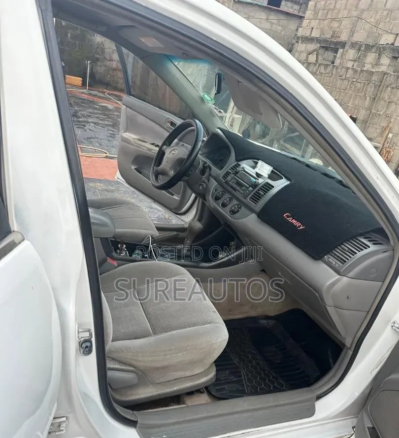Toyota Camry LE V6 4dr Sedan (3.0L 6cyl 5A) 2005 White
