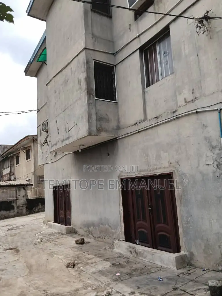 12bdrm House in Cement for sale