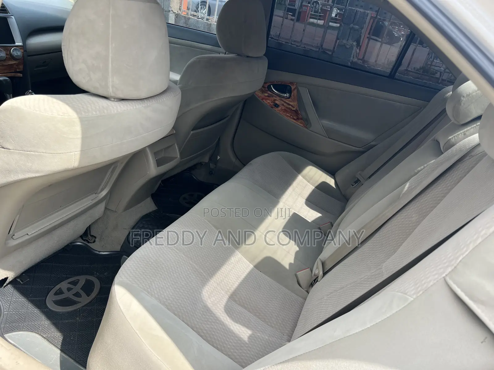 Toyota Camry LE 4dr Sedan (2.5L 4cyl 6A) 2011 White