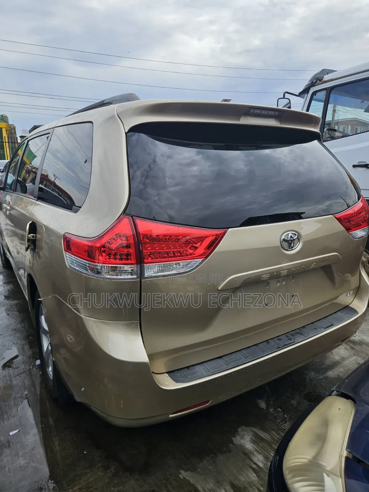 Toyota Sienna 2011 Gold