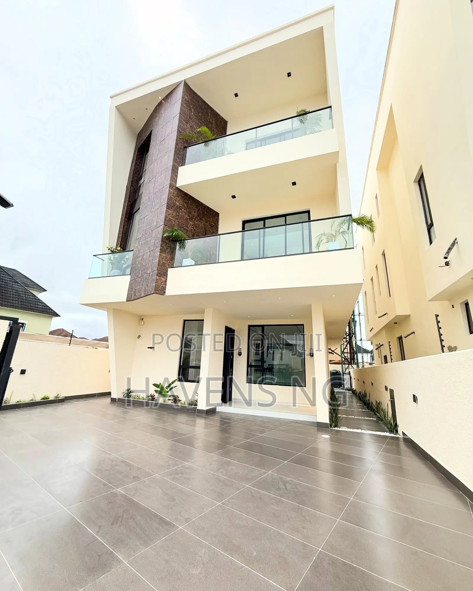 5bdrm Duplex in Lekki Phase 2 for sale