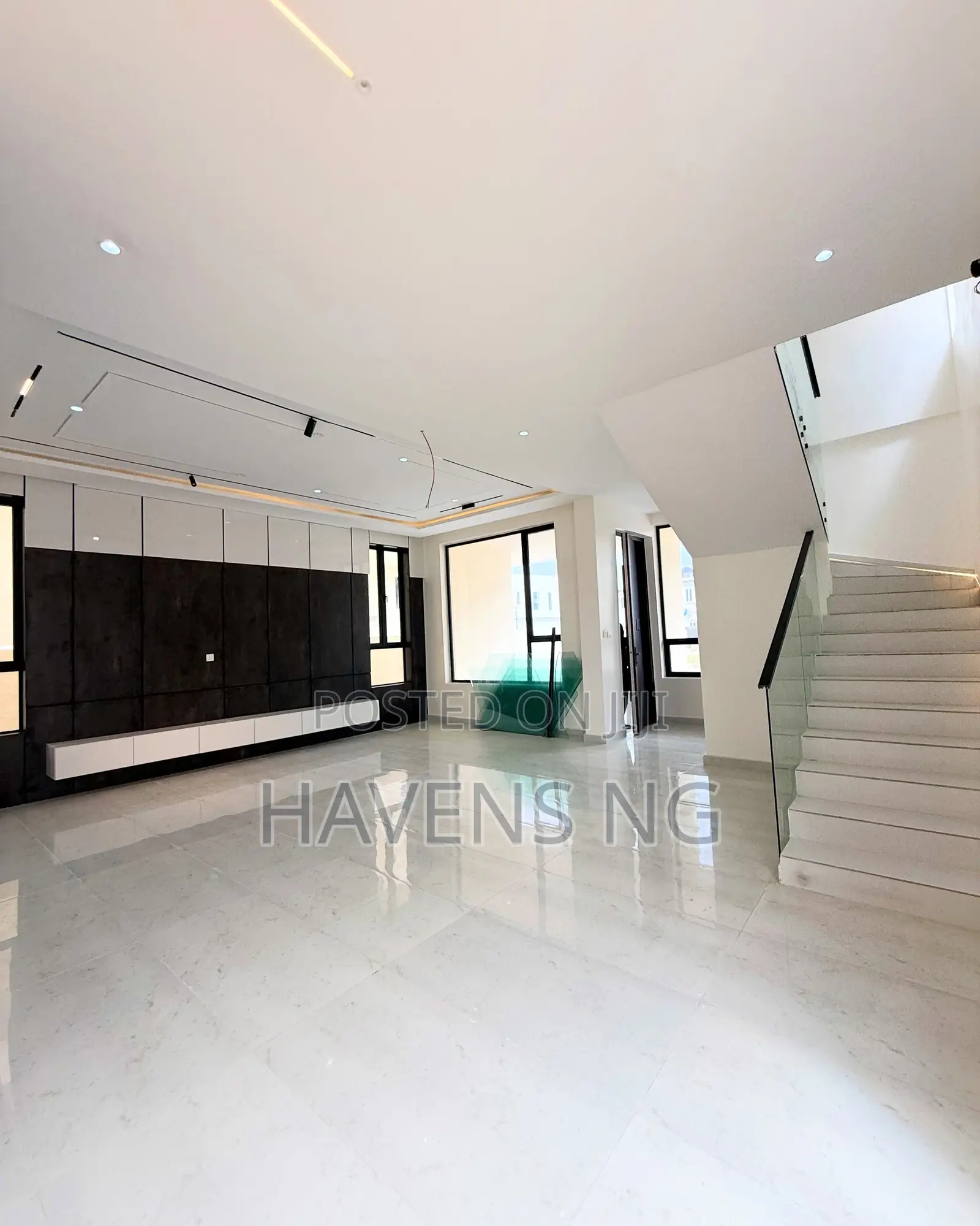 5bdrm Duplex in Lekki Phase 2 for sale