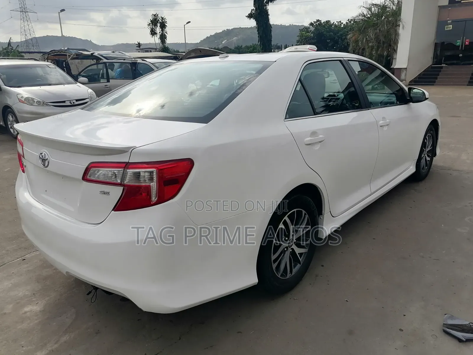 Toyota Camry SE 4dr Sedan (2.5L 4cyl 6A) 2014 White
