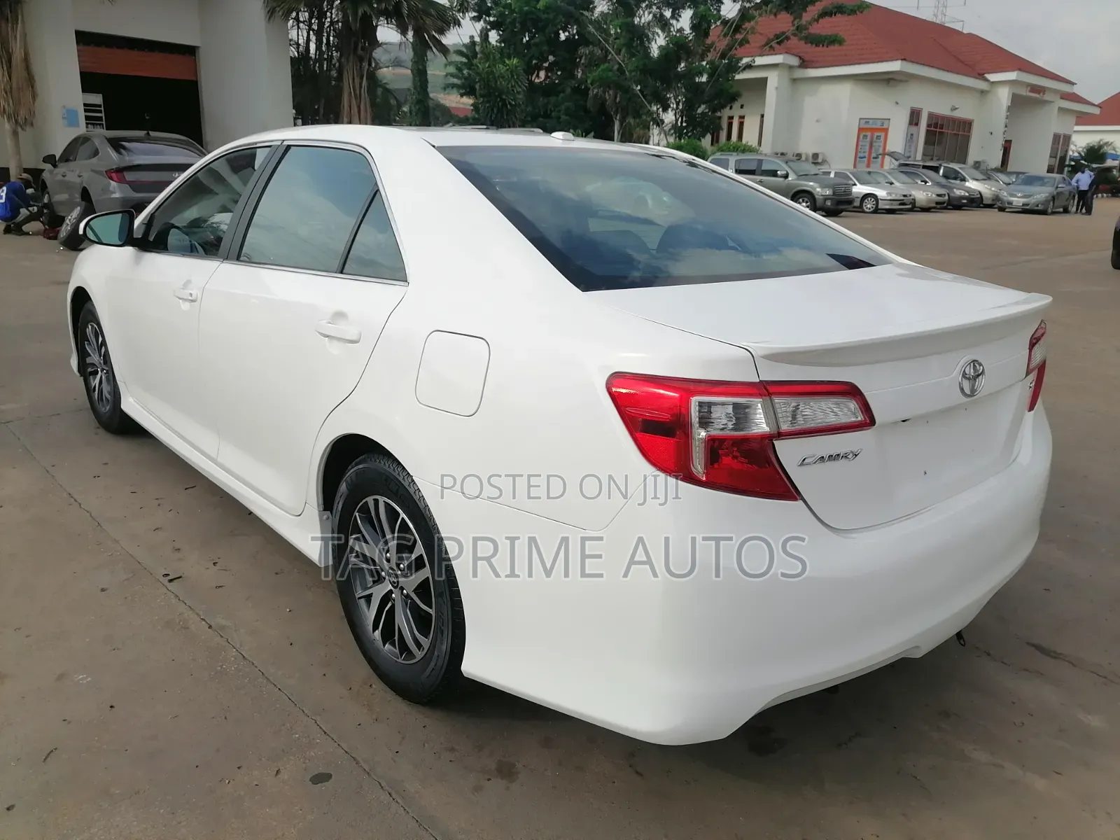Toyota Camry SE 4dr Sedan (2.5L 4cyl 6A) 2014 White