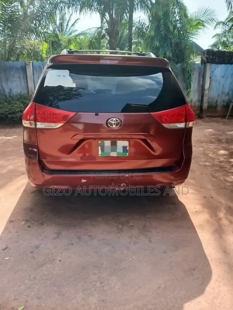 Toyota Sienna 2011 Red