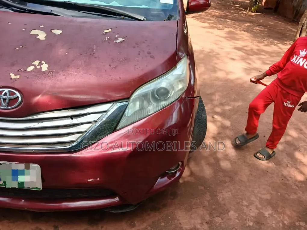 Toyota Sienna 2011 Red