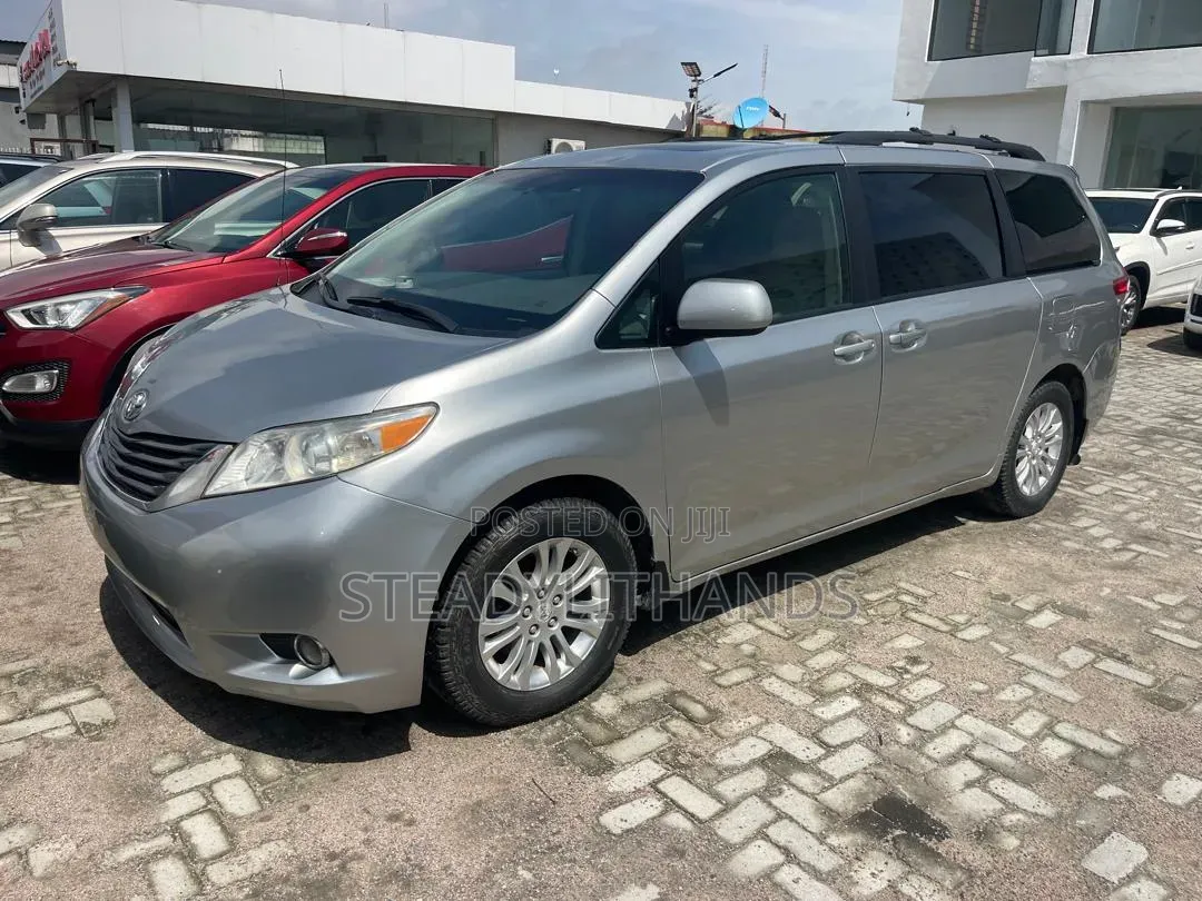 Toyota Sienna XLE 7 Passenger 2012 Silver
