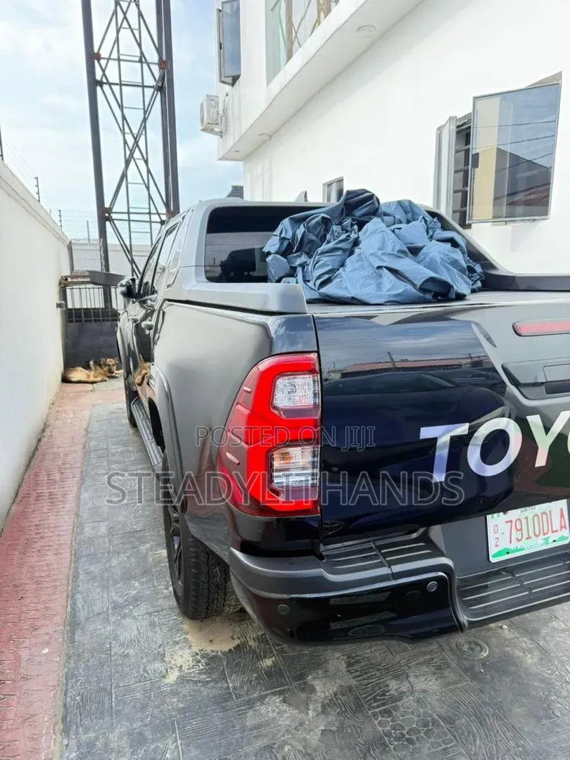 Toyota Hilux 2023 Black
