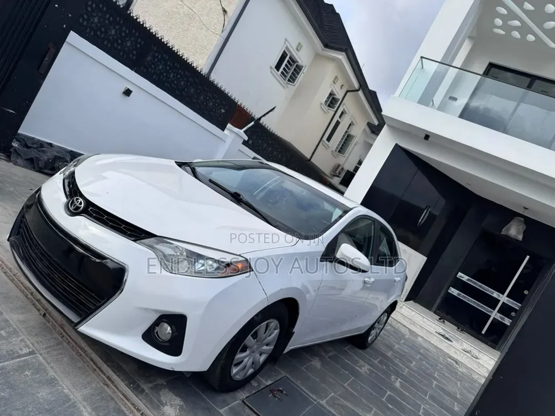 Toyota Corolla LE Premium 4dr Sedan (1.8L 4cyl CVT) 2014 White