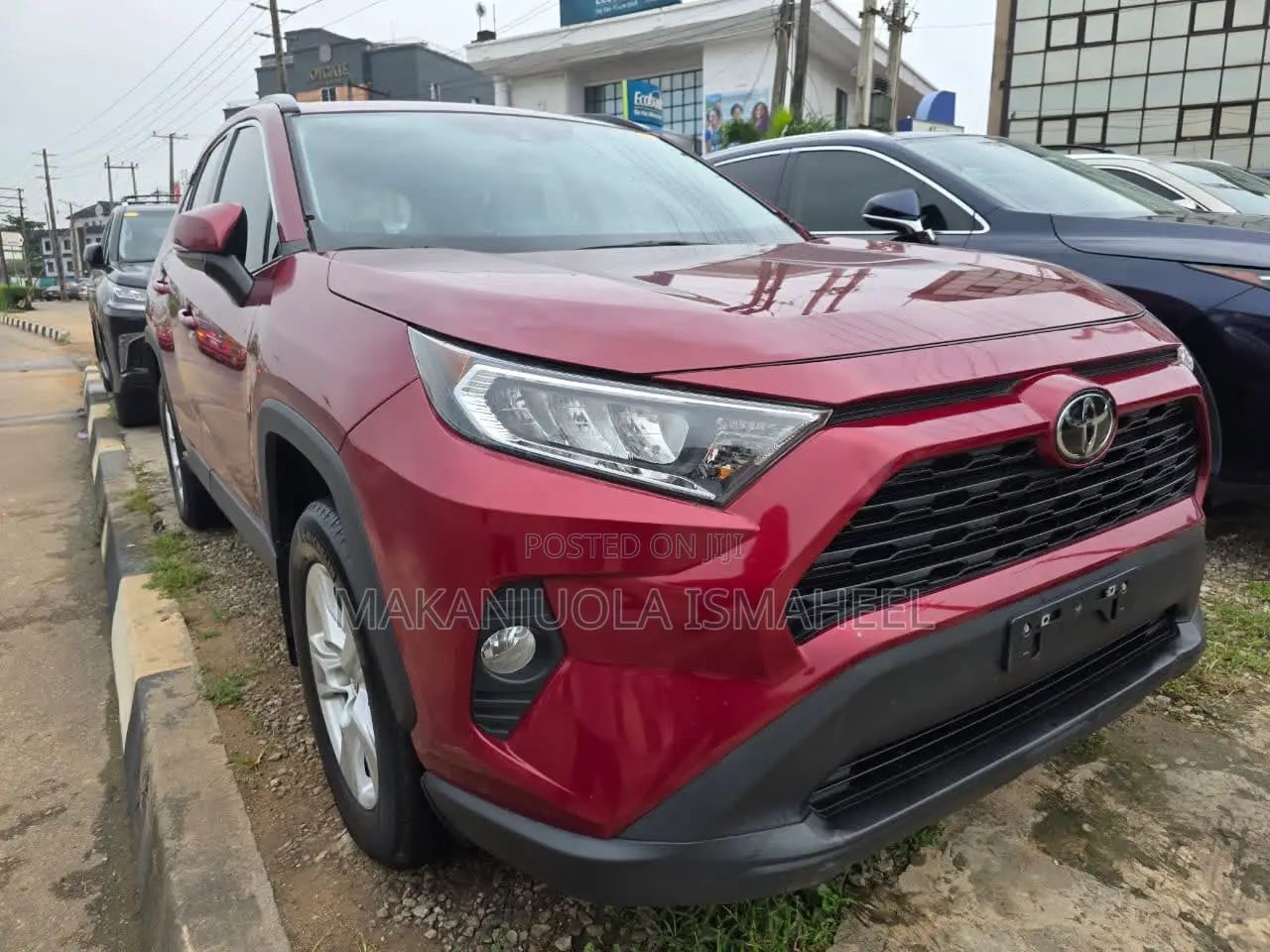 Toyota RAV4 XLE 2021 Red